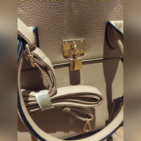 Designer inspired tan and gold buckle handbag - Picture 12 of 12